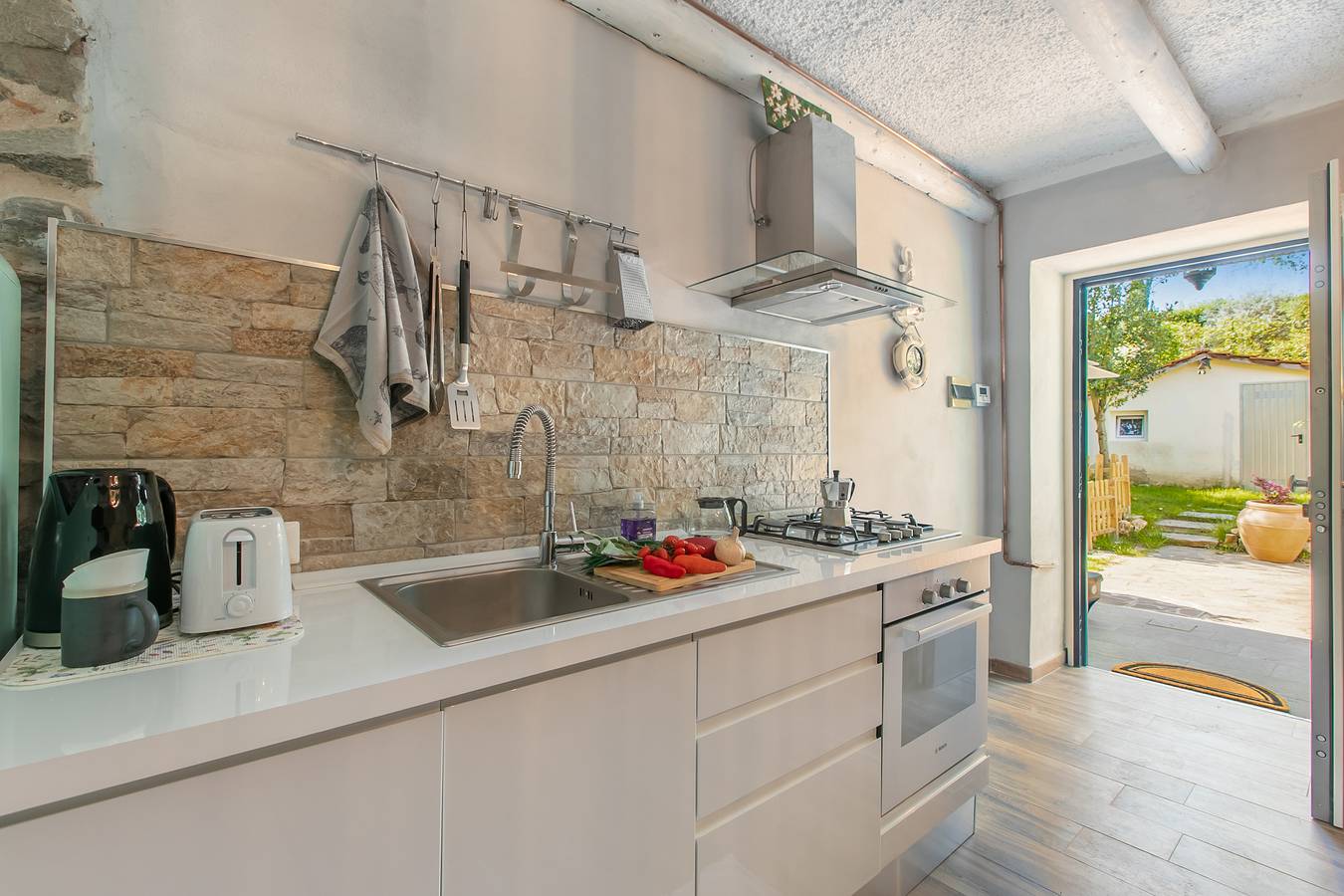 Appartamento intero, Dimora Della Rocca Private Garden, Wifi, Bbq & Parking in Comune di Angera, Lago Maggiore (Lombardia)