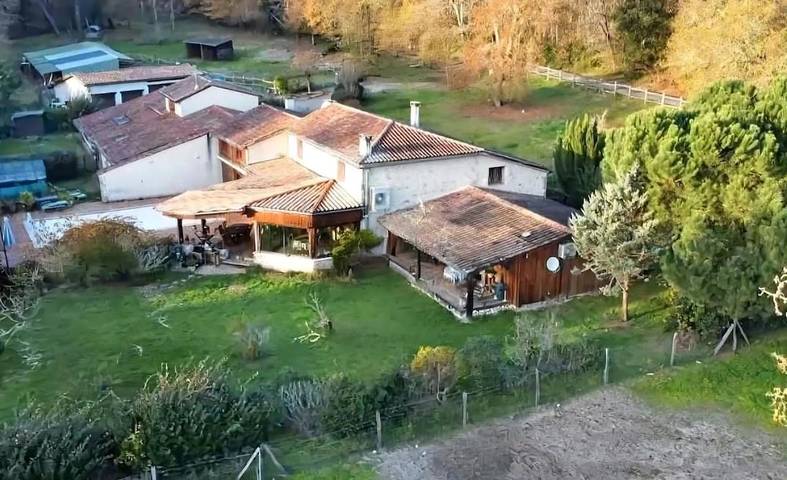 Gîte pour 15 personnes, avec piscine et terrasse à Ambrus