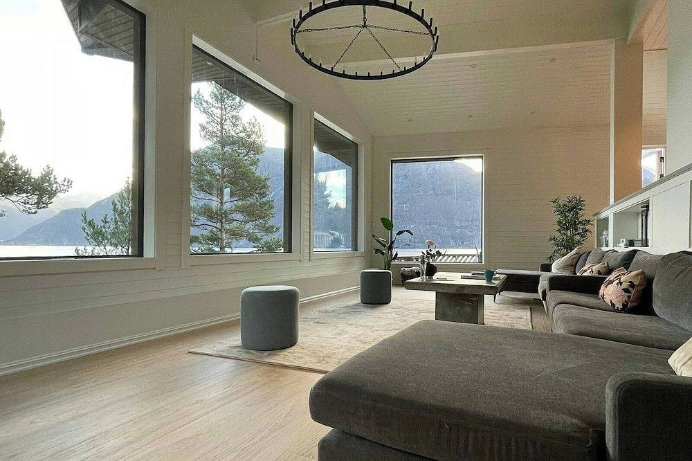 Fjordhütte mit Blick auf Wasserfälle im Romsdal in Rauma (Norwegen), Nördliches Fjordnorwegen