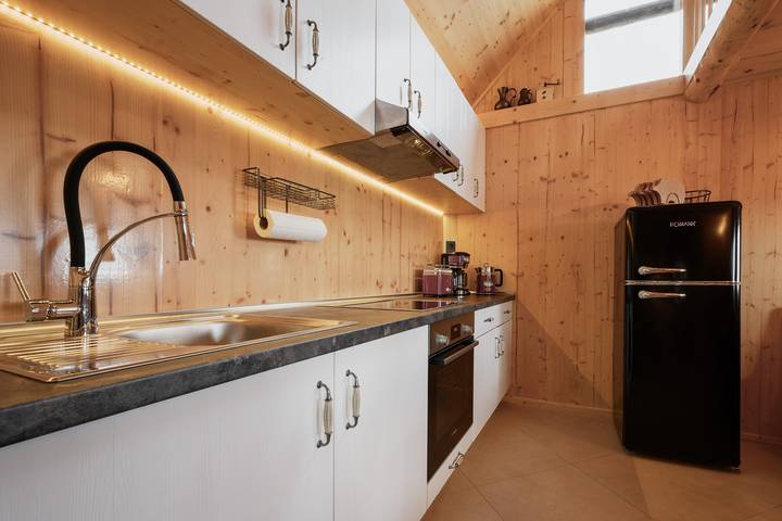 Chalet 'Bergspektive - Haus Alpenspa' con vistas a la montaña y bañera con barril de vino in Wolfsberg, Lavanttaler Alpen