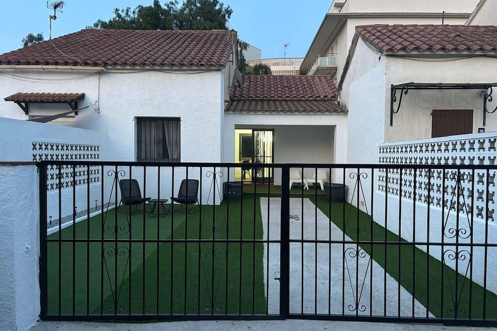 Casita moderna vacacional en roses in El Mas Mates, Roses