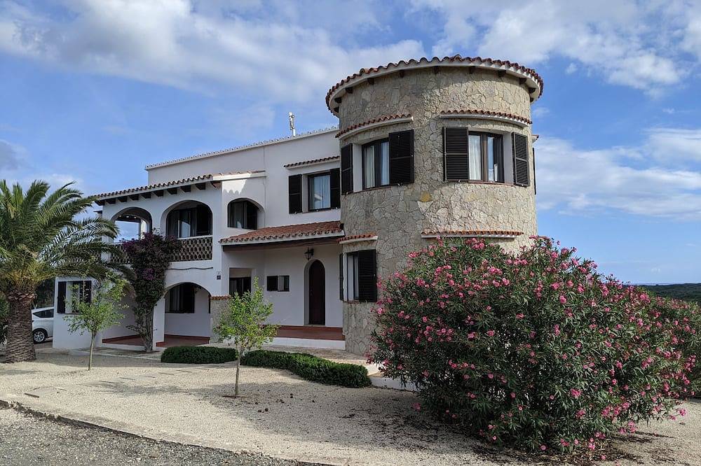 Wonderfully situated family villa with stunning 360 degree views in Maó, Menorca