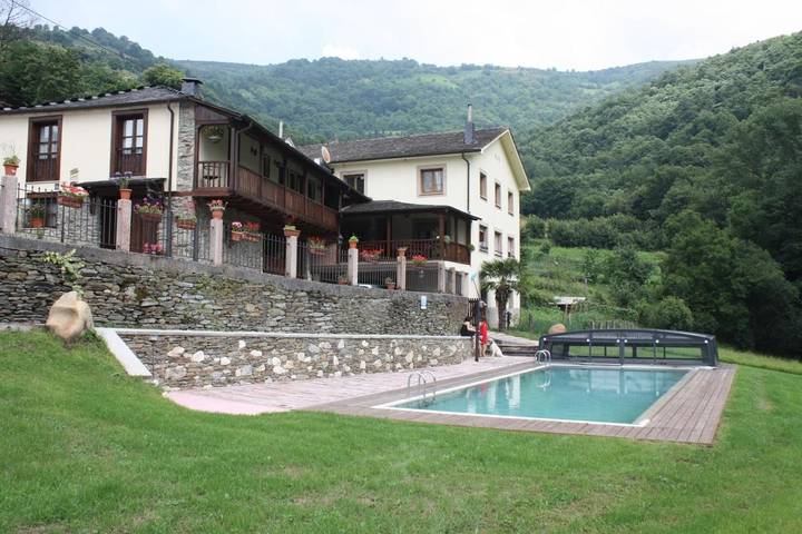 Casa rural con piscina para 2 personas, con Balcón y Terraza además de Jardín y Piscina en Eo-Navia