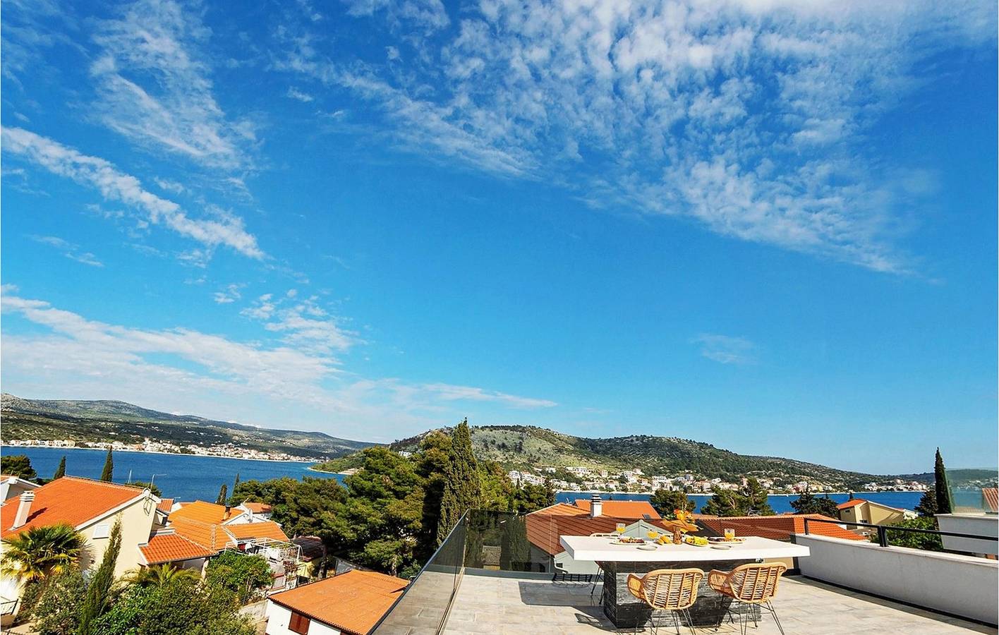 Retraite en bord de mer : appartement spacieux avec piscine et vue sur l'océan, à 1 km de la plage in Rogoznica, Šibenik-Knin
