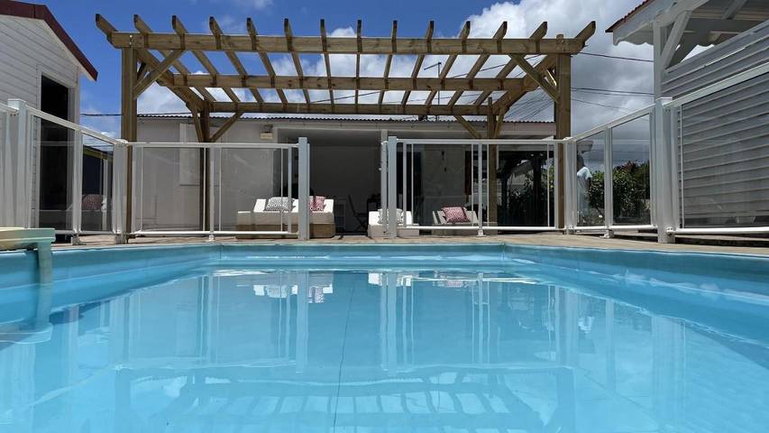 Chambre d’hôte pour 6 personnes, avec jacuzzi ainsi que jardin et piscine, adapté aux familles à Sainte-Rose - 2