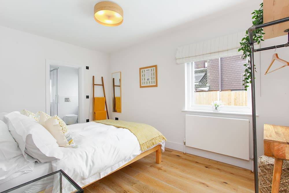 Modern home w/heated pool - 2 minutes from private beach! in Worth (Kent), Kent