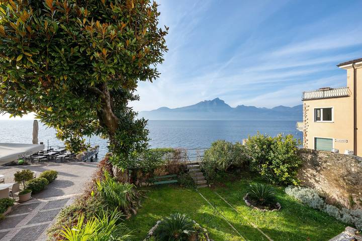 Appartement entier, Appartement "Charming avec Vue sur le Lac" avec Jardin Privé et Vue Panoramique in Torri del Benaco, Montagnes autour du lac de Garde
