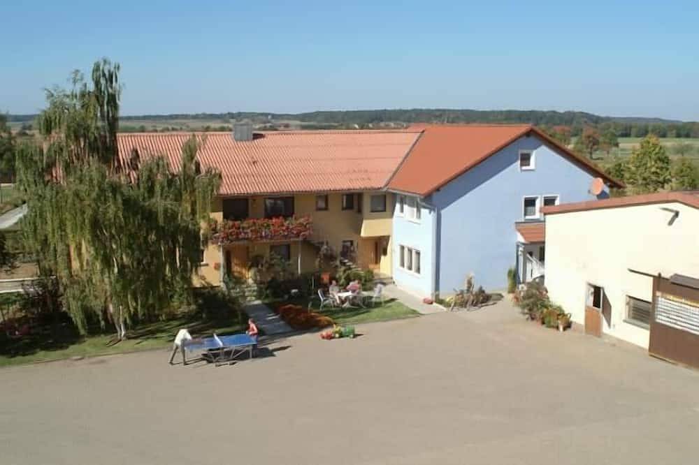 Ganze Wohnung, Gemütliche Ferienwohnung 80qm, mit 2 Schlafräumen in Creglingen, Taubertal