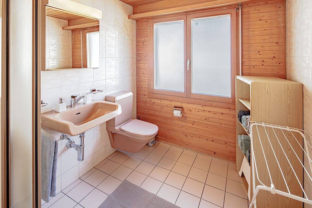 Spacious Luxury Home with Terrace, panoramic views, and walk to the lake! in Brienz, Verwaltungskreis Interlaken-Oberhasli
