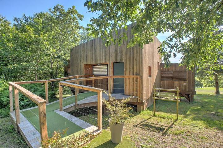 Location de vacances pour 2 personnes, avec jardin et jacuzzi ainsi que piscine et terrasse dans Golf De La Marterie