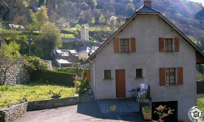 Gîte pour 4 personnes, avec jardin à Chèze