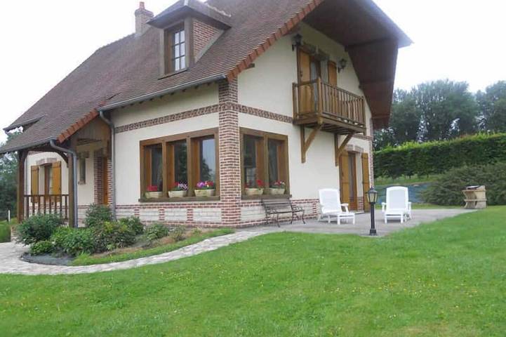 Location de vacances pour 9 personnes, avec jardin et terrasse à Nolléval