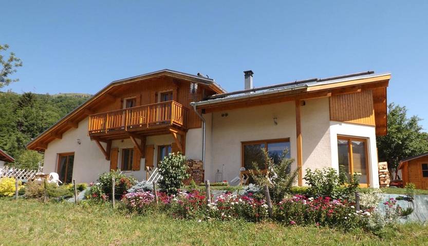 Gîte pour 4 personnes, avec Terrasse ainsi que Jardin et Vue à Les Chapelles