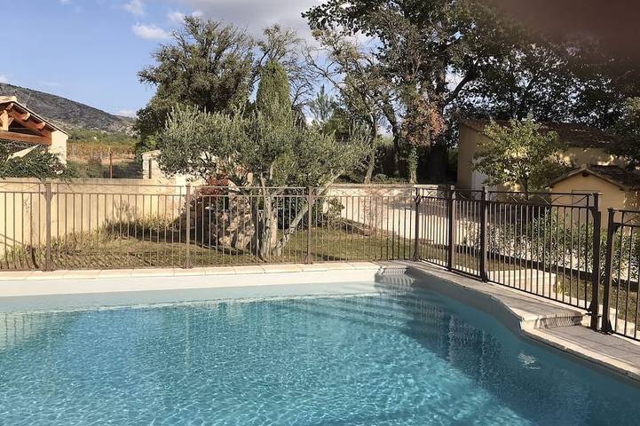 Location de vacances pour 7 personnes, avec jardin et balcon à Puyloubier