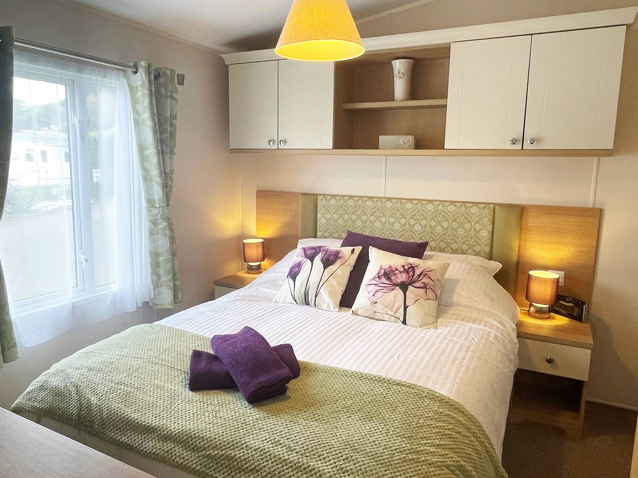 Pottsville Cabin Sleeps 4 with Deck in Praa Sands, Cornwall