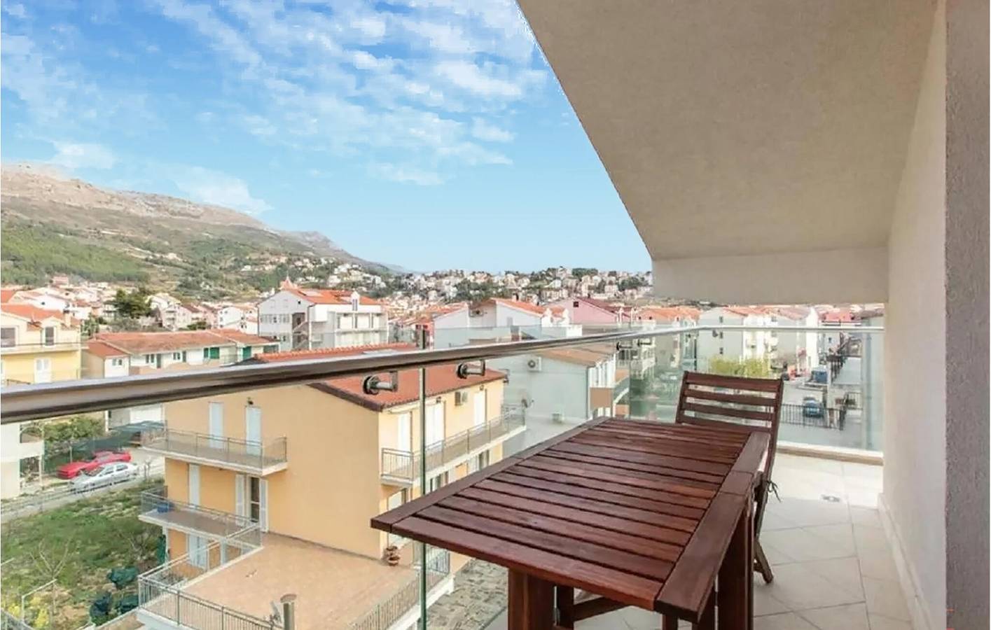 Ganze Ferienwohnung, Apartment mit Meerblick, Terrasse, Küche und Parkplatz in der Nähe des Strandes von Strobec in Stobrec, Split-Dalmatien