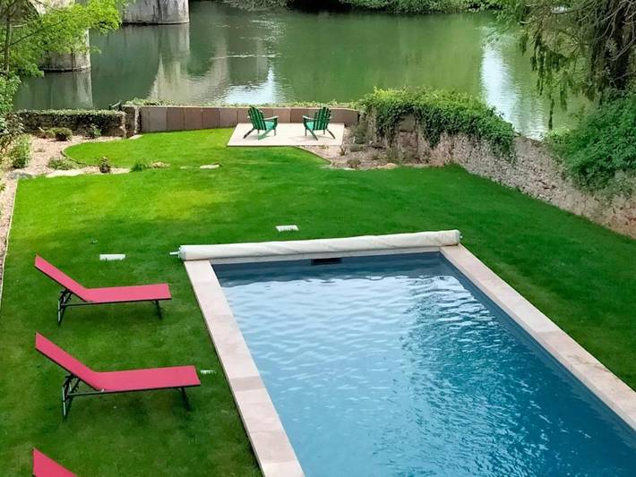 Location de vacances pour 10 personnes, avec piscine ainsi que jardin et terrasse dans Bazouges Cré sur Loir