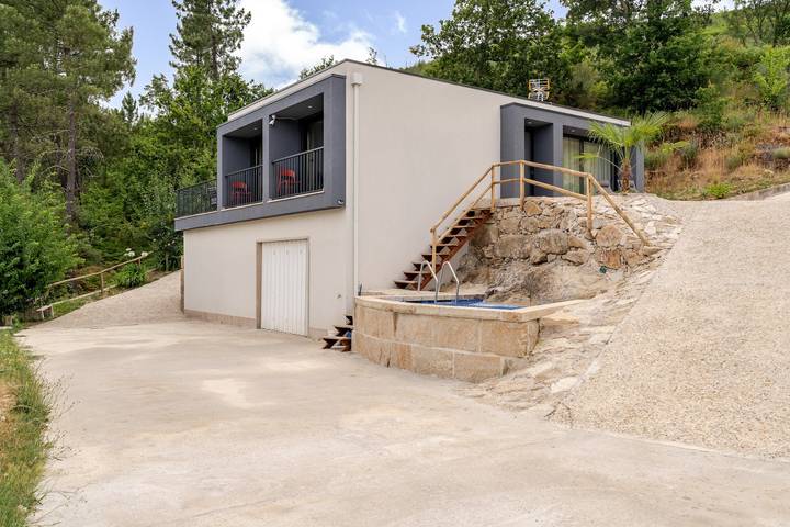 Casa de vacaciones 'Felicidade' con vistas a la montaña, Wi-Fi y aire acondicionado in São Cristóvão de Mondim de Basto, Distrito de Vila Real