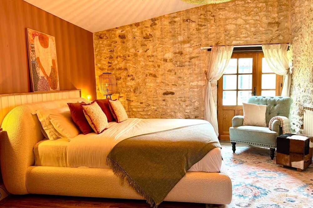 Spacious 5-bedroom house in lovely Saint-André-et-Appelles with heated pool. in Saint-André-et-Appelles, Región de Libourne