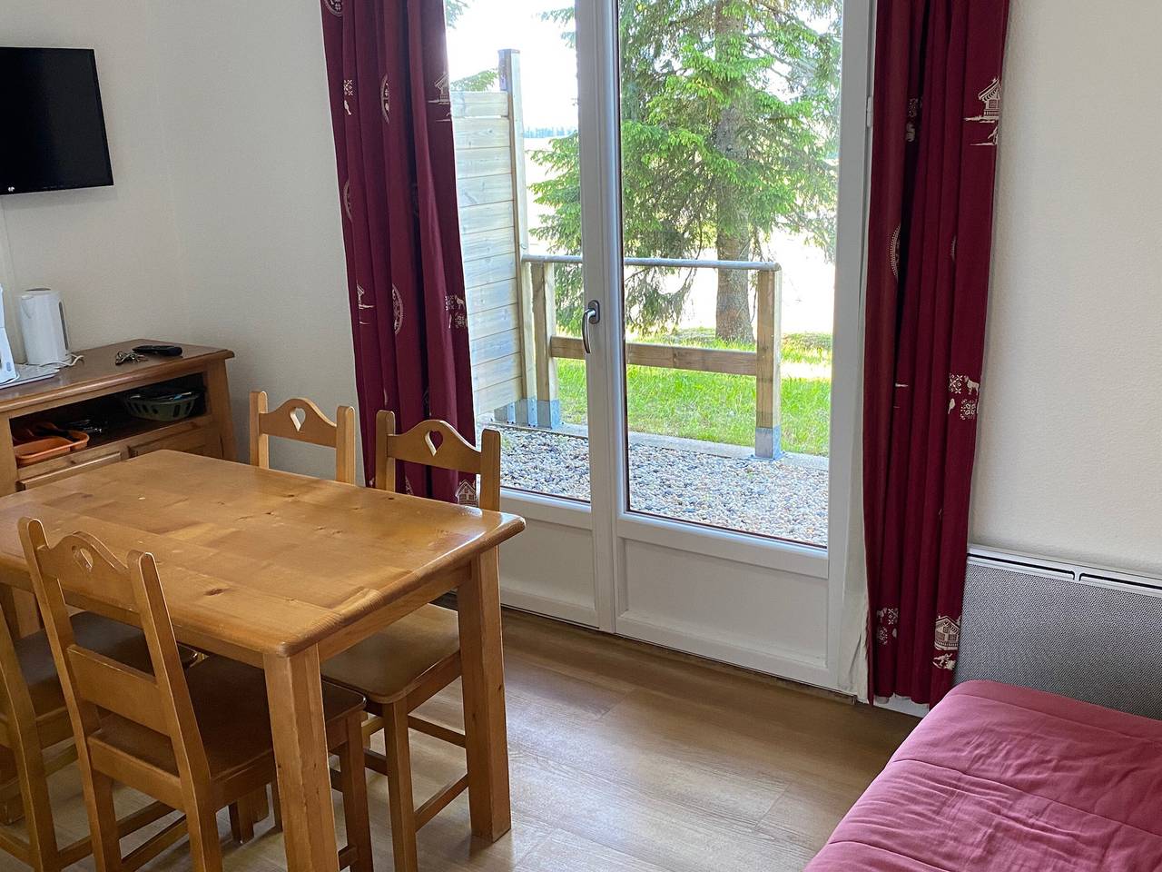 Appartement entier, Deux pièces au calme avec piscine à Super-Besse in Lac Pavin, Besse-et-Saint-Anastaise