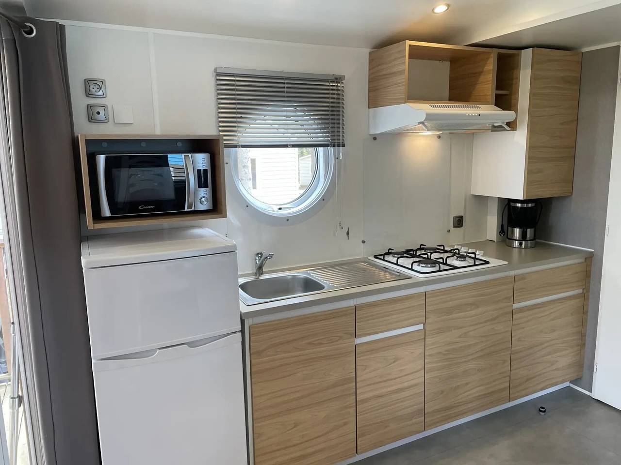 Zecamping 4* familial piscine chauffée pet friendly mobil-home 24m2 in Sainte-Nathalène, Périgord Noir