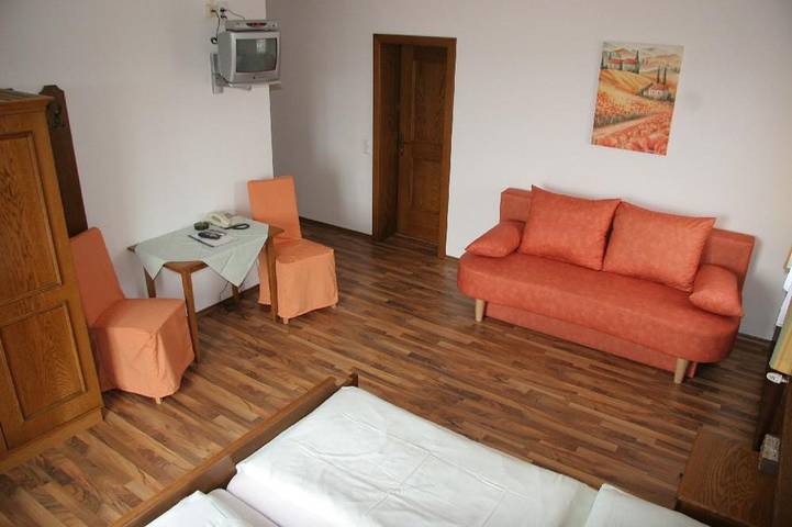 Hotel voor 3 personen, with tuin and uitzicht as well as terras - 1