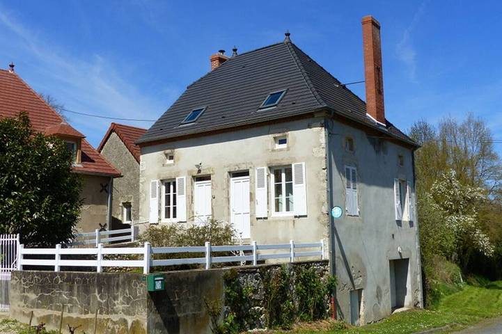 Gîte pour 8 personnes, avec jacuzzi et jardin ainsi que sauna et terrasse à Bransat