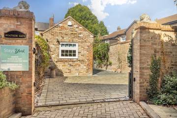 Vacation Rental for 4 Guests in York, Yorkshire, Picture 1