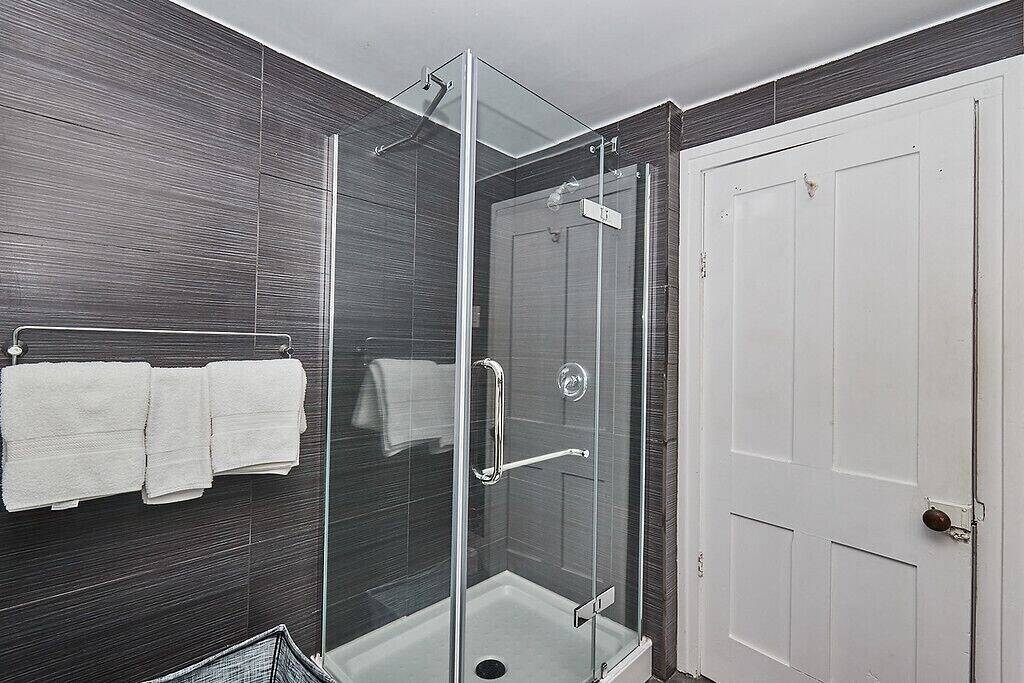 Ganze Wohnung, Herz von Niagaras Weinland in der berühmten Stadt Port Dalhousie in St. Catharines, Niagara Fälle