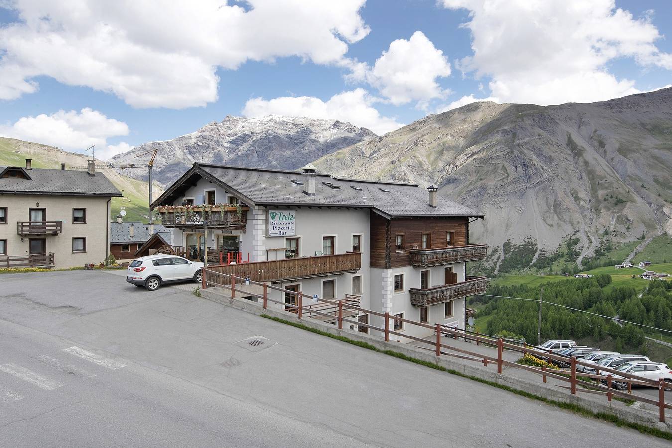 Entire studio, Studio Apartment "Trela" near Slopes with Balcony & Wi-Fi in Livigno, Stilfser Joch National Park