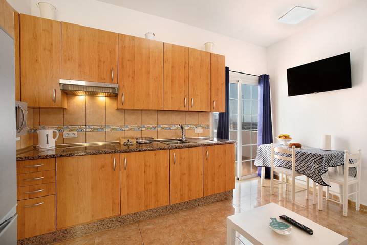 Apartamento entero, Casa de vacaciones "Atico Las Arenas" con vistas al mar, terraza privada y Wi-Fi in Las Arenas, Arico
