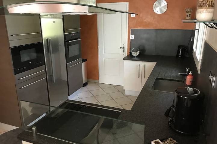 Location de vacances pour 2 personnes, avec terrasse et piscine ainsi que jardin et jacuzzi à Sainte-Anastasie