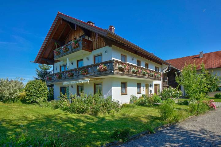 Ferienwohnung für 4 Personen, mit Balkon und Terrasse in Seebruck - 2