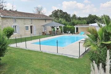 Gîte pour 9 personnes, avec terrasse ainsi que jacuzzi et jardin à Lauzun