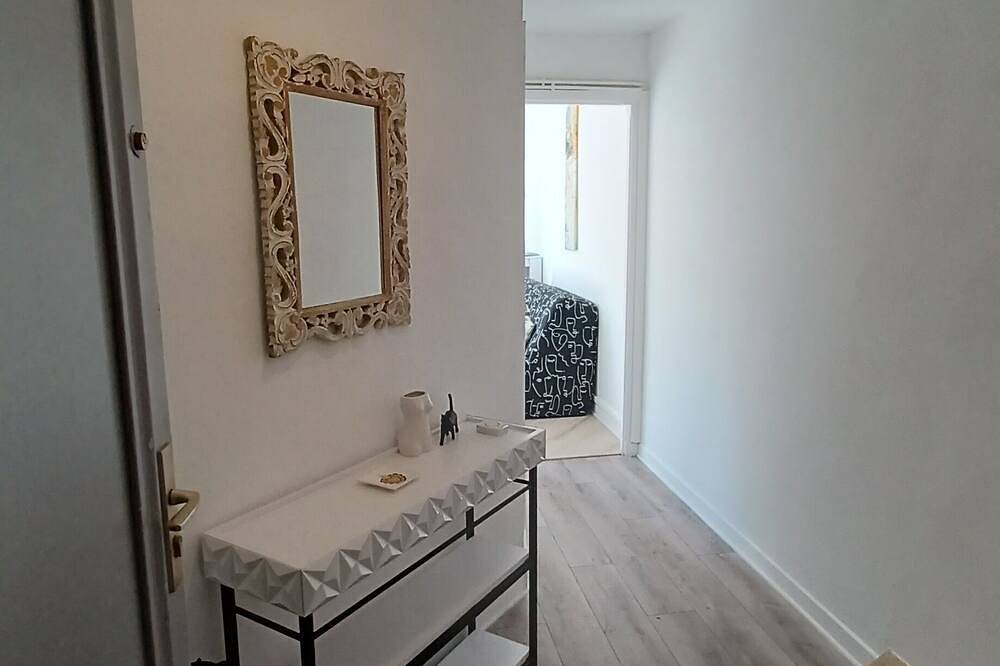 Entire apartment, Fully-equipped 2-room apartment with 50m2 semi-covered terrace. in Le Rouret, Cannes region