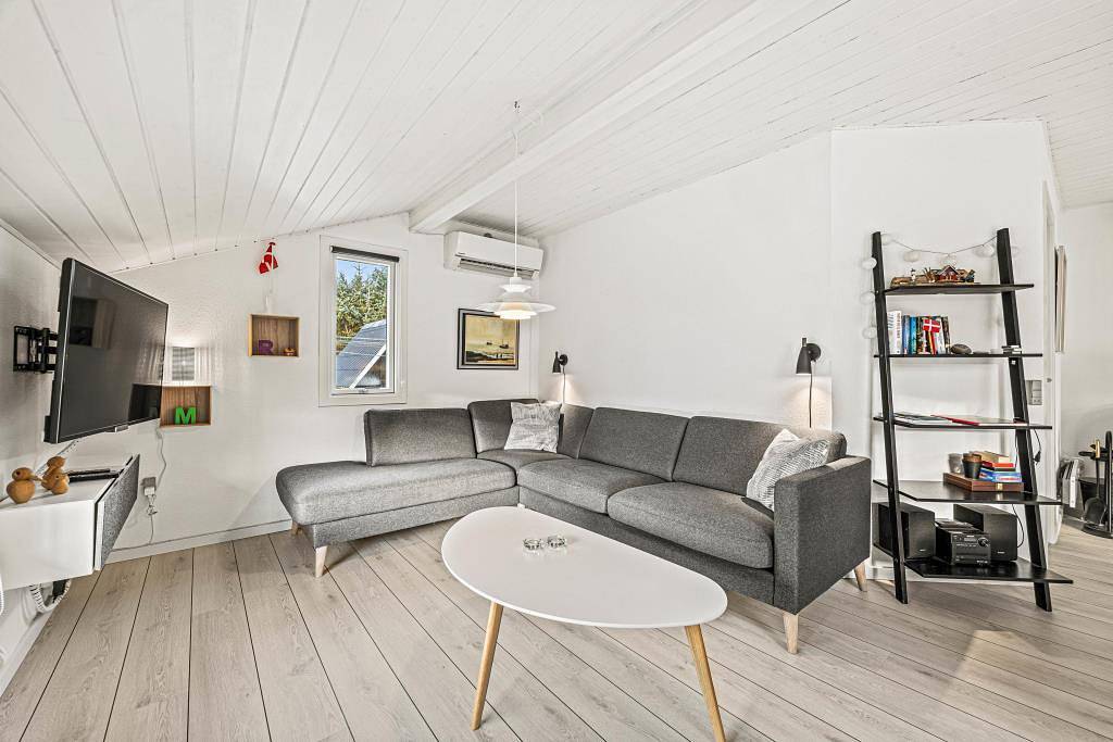 Helles und stilvolles Ferienhaus mit Kamin in ungestörter Lage in Houstrup, Varde