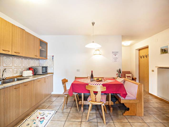 Entire apartment, Apartment "Ciasa Lino Sas da le Undesc" with Mountain View & Wi-Fi in Pozza di Fassa, San Giovanni di Fassa