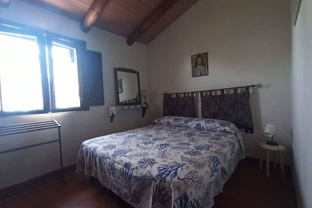 Villa surrounded by greenery 3km from the sea, guaranteed relaxation, pets allowed in Ascea, Cilento