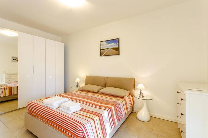 Entire apartment, Apartment 'Gran Fausto Bilo' with Lake View, Wi-Fi and Air Conditioning in San Felice del Benaco, Garda Mountains