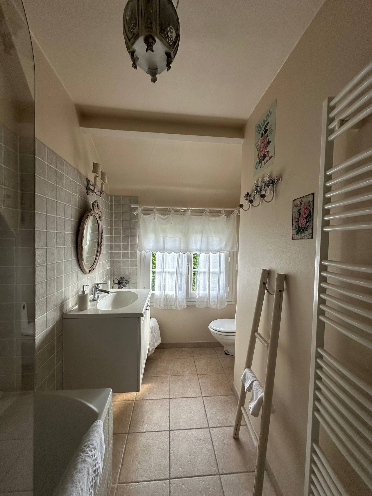 Bed and Breakfast 'English Roses' mit privatem Pool, Gemeinschaftsgarten und Wlan in Suzay, Les Andelys und Umgebung