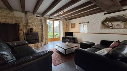 Gîte pour 6 personnes, avec piscine ainsi que jardin et terrasse à Aubigné-Racan