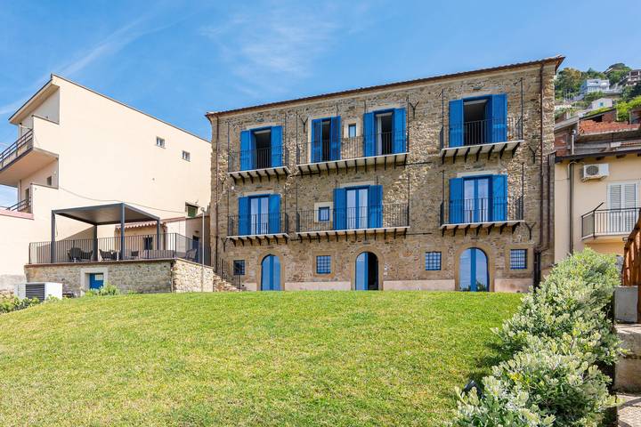 Casa vacanza per 20 persone, con Balcone e Balcone/Terrazza nonché Terrazza e Panorama a Brolo