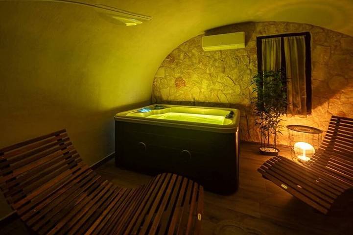 Chambre d’hôte pour 2 personnes, avec Jacuzzi ainsi que Piscine et Sauna à Isolabona
