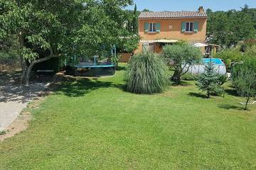 Location de vacances pour 6 personnes, avec terrasse et jardin, animaux acceptés à Régusse