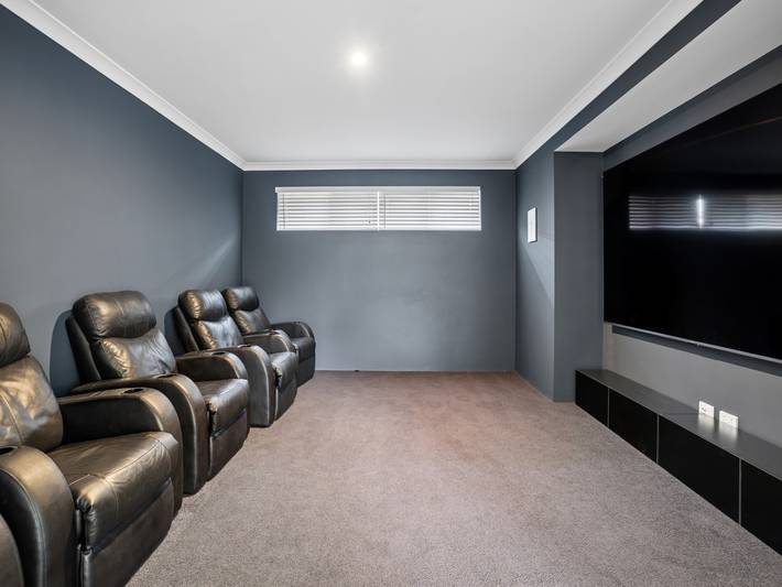 Ganze Wohnung, Copilot said:  Luxuriöses 5-Schlafzimmer-Familienhaus am Wasser nahe Mandurah in Mandurah, Western Australia