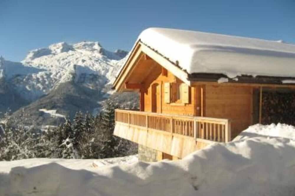 Sublime 3-star Savoyard chalet \"Le grenier de Chalmont\" in Manigod, Annecy region