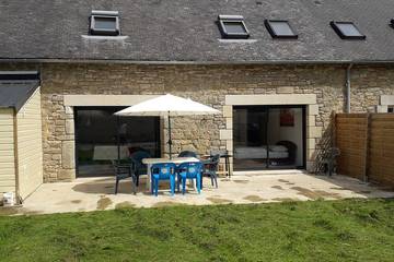 Gîte pour 8 personnes, avec jardin à Meslan