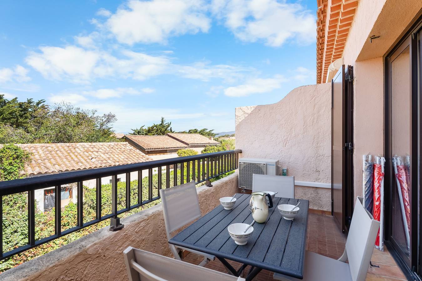 Apartamento entero, Apartamento con aire acondicionado a 100 m de la playa con terraza privada in Le Brusc, Six-Fours-les-Plages