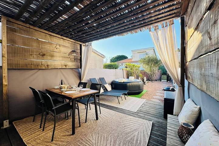 Villa pour 2 personnes, avec jardin ainsi que terrasse et jacuzzi à Borgo