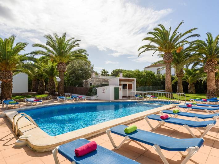Location de vacances pour 4 personnes, avec piscine ainsi que jardin et terrasse à Cala Blanca